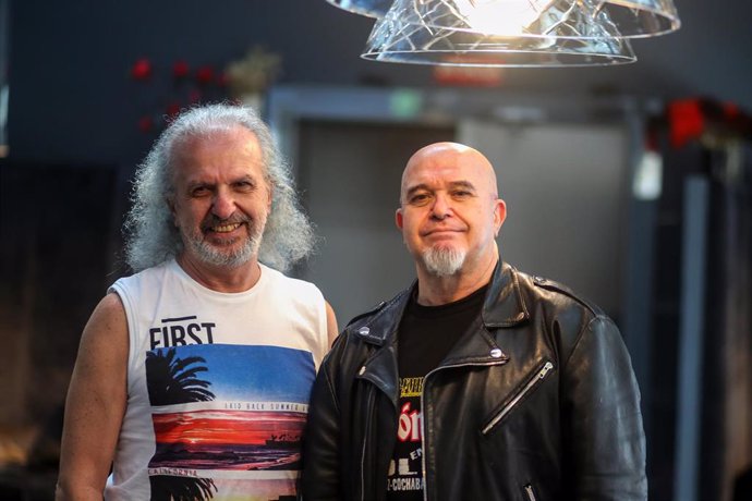  El guitarrista, Armando de Castro y el vocalista y guitarrista, Carlos Castro, posan para Europa Press con motivo de la despedida de la carrera musical de la banda Barón Rojo.