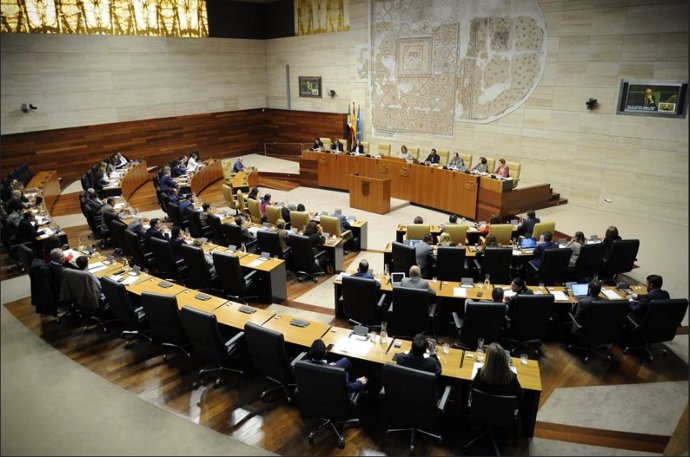 La Asamblea de Extremadura debate las enmiendas a la totalidad