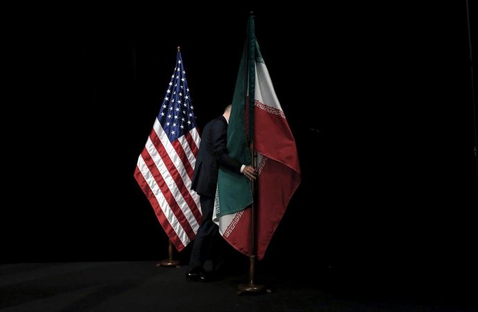 Las banderas de Estados Unidos e Irán.