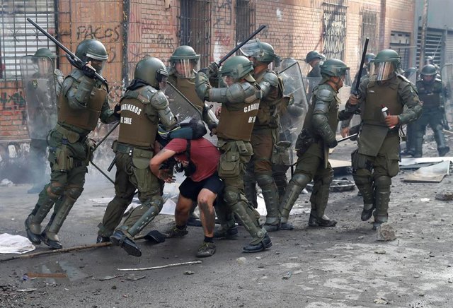 Carabineros denies the accusations of human rights violations and lowers the figures offered by HRW Agentes del Cuerpo de Carabineros reducen a un manifestante durante las protestas en Santiago, Chile.