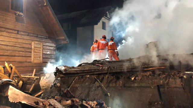 Los bomberos trabajan en el edificio, tras la explosión de gas, en la ciudad de Szczyrk, Polonia.