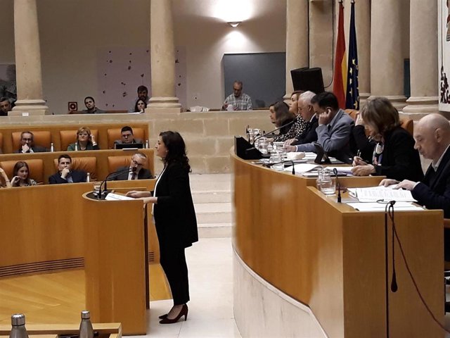 La presidenta del Gobierno riojano Concha Andreu responde en el pleno del Parlamento de La RIoja