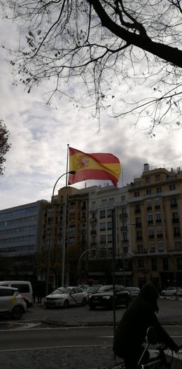 Imagen de la bandera nacional instalada por el Ayuntamiento en la Plaza de Chamberí.