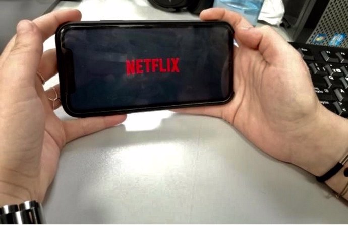 Logo Netflix pantalla móvil