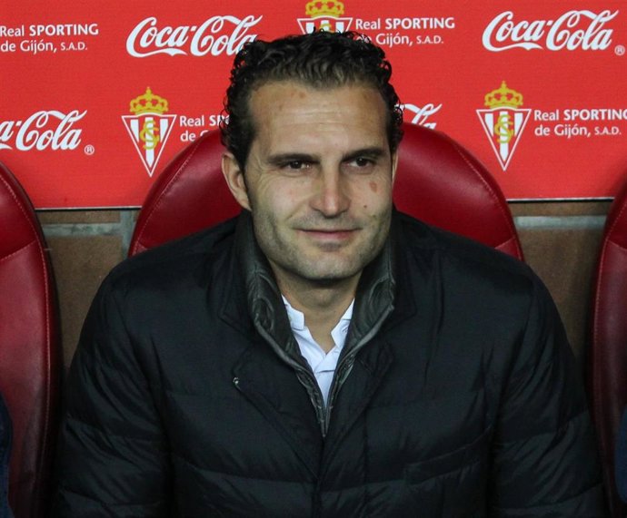 Rubén Baraja en el banquillo en su etapa en el Sporting de Gijón