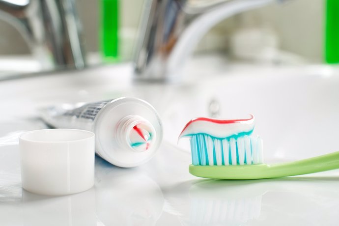 Solo 1 de cada 3 españoles se cepilla los dientes cuando come fuera de casa, seg