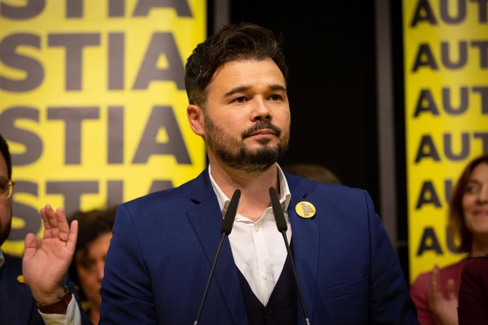 El diputat al Congrés dels Diputats d'ERC Gabriel Rufian durant la seva intervenció amb altres membres d'Esquerra Republicana el 10N al Pavelló de l'Estació del Nord de Barcelona (Catalunya, Espanya)