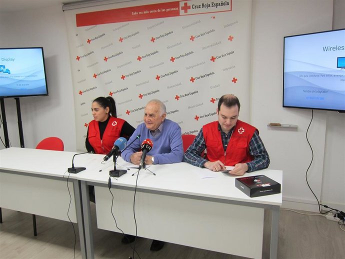 Flor Rodríguez, Fernando Reinares y Gabriel Alcañiz, de Cruz Roja La Rioja