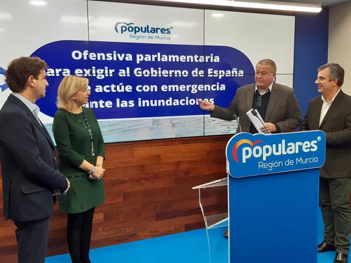 Bernabé señala la pantalla acompañado por los también senadores nacionales del PP Violante Tomás y Juan María Vázquez, y al diputado nacional, Juan Luis Pedreño