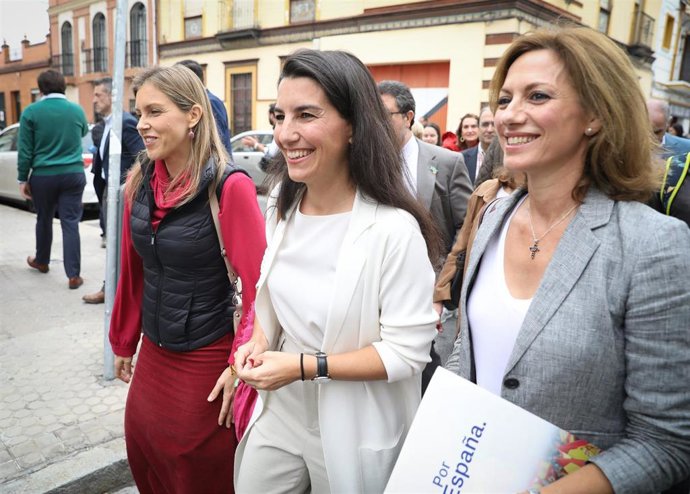 Rocío Monasterio (c), este lunes en Sevilla