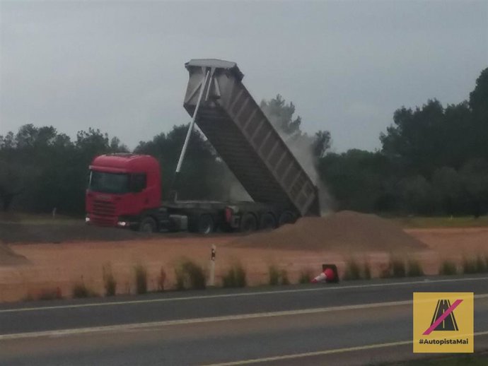 La Plataforma Antiautopista denuncia el vertido de escorias sobre acuíferos en Llucmajor-Campos.