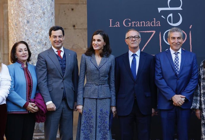 La reina Letizia llega a la Alhambra, junto al presidente de la Junta, Juanma Moreno,  yel ministro de Cultura, José Guirao, entre otros, para visitar la exposición 'La Granada zirí y el universo bereber'