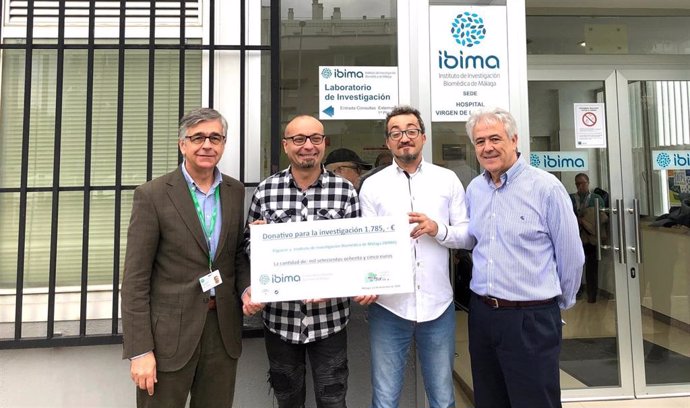 Donación de la Asociación Payasos de Hospital al Ibima para la lucha contra el cáncer