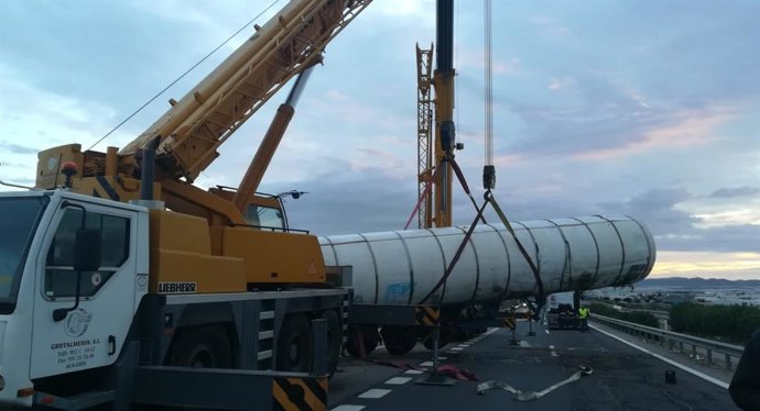 Retirada del camión cargado de gas natural licuado tras un accidente en la A-7 en Níjar (Almería)