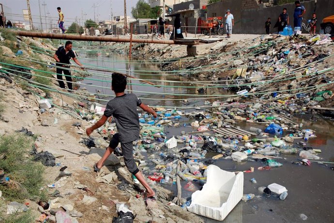 Un río en Basora lleno de basura