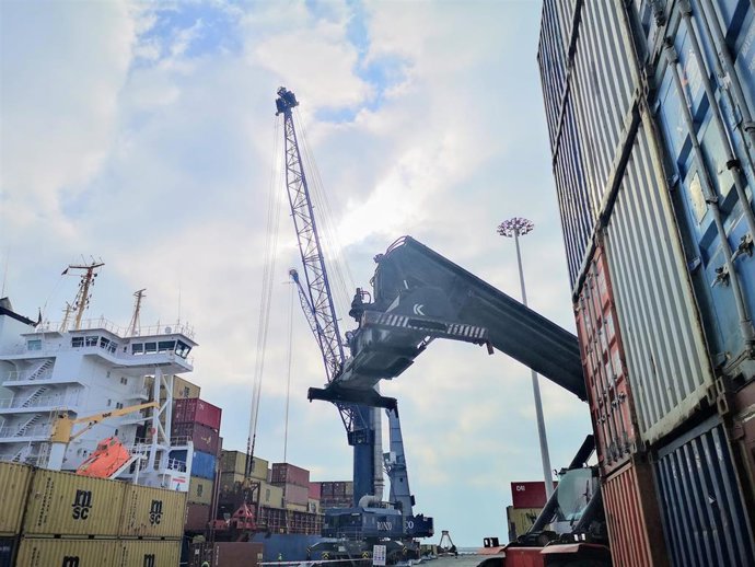 Carga de contenedores en el Puerto de Almería