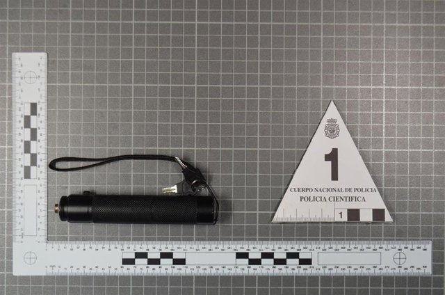 Puntero láser incautado al sujeto que deslumbraba a aviones a su paso por  MIranda de Ebro.