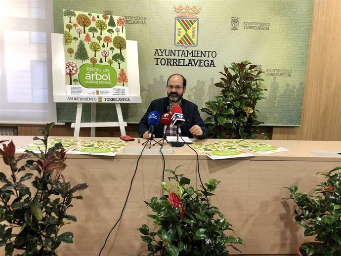 El concejal José Luis Urraca presentando la campaña del árbol