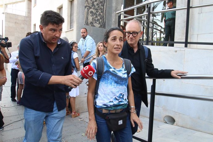 Patricia Ramírez (c), mare del xiquet Gabriel Cruz, ix de l'Audincia Provincial d'Almeria, després de la segona sessió del Juí contra Ana Julia Quezada.