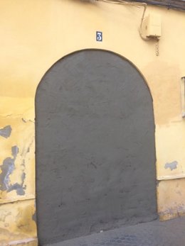 Puerta de uno de los edificios desalojados