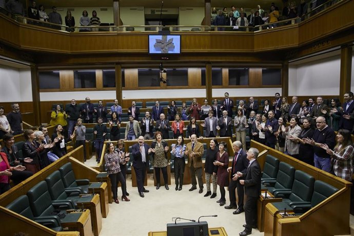 Los parlamentario Vascos graban un vído interpretando la canción "Lau Teilatu" con motivo del maratón solidario de EiTB contra el cáncer infantil