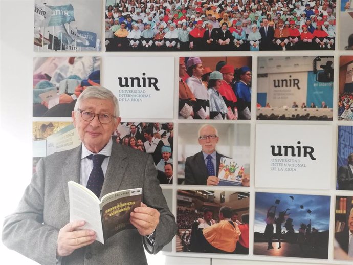 Rafael Puyol con el último ejemplar de la revista de UNIR
