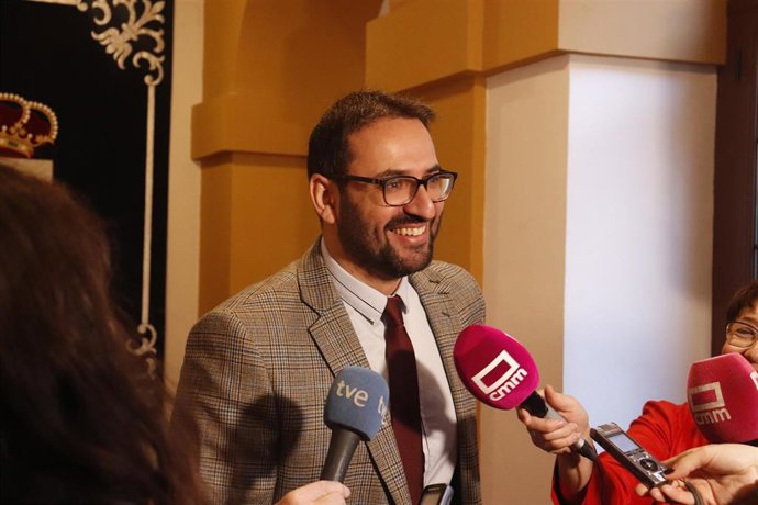 El secretario de Organización del PSOE de Castilla-La Mancha, Sergiio Gutiérrez, atiende a los medios antes del acto institucional del Día de la Constitución