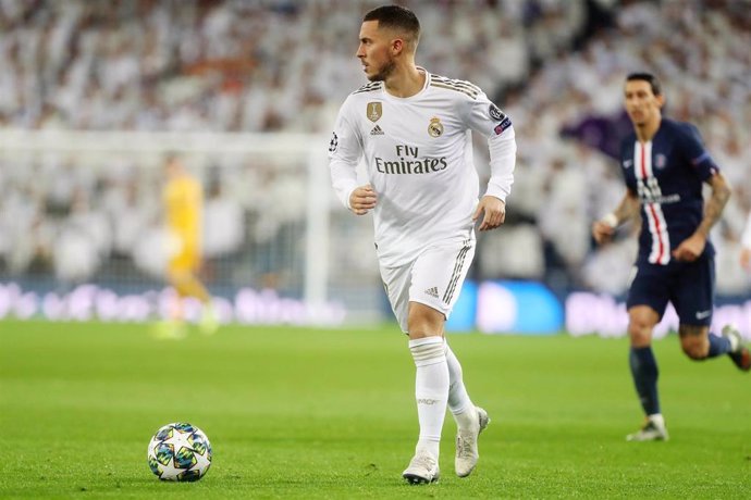 Eden Hazard conduce la pelota en el Real Madrid-PSG de la Liga de Campeones 2019-2020