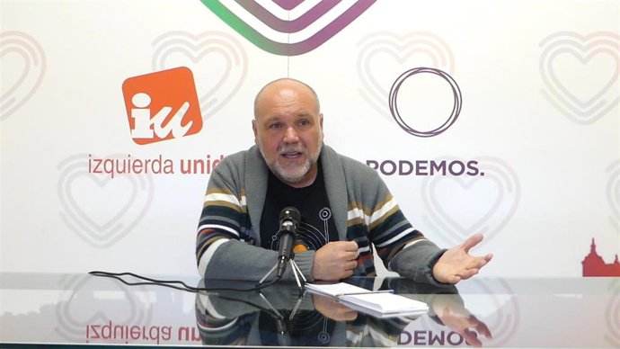 El edil de IU en el Ayuntamiento de Toledo José María Fernández en rueda de prensa.
