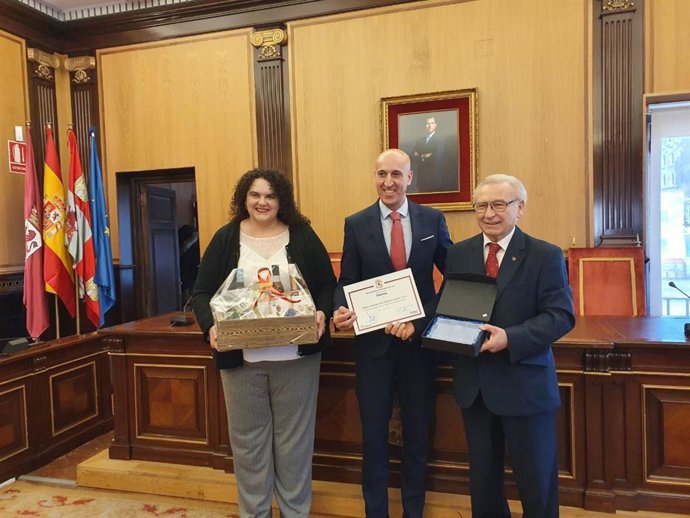 El alcalde de León (C) entre Laura Fernández y el presidente de los donantes de sangre.