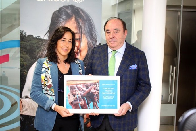 María Eugenia García y Pedro Navalpotro firman un nuevo convenio de colaboración.