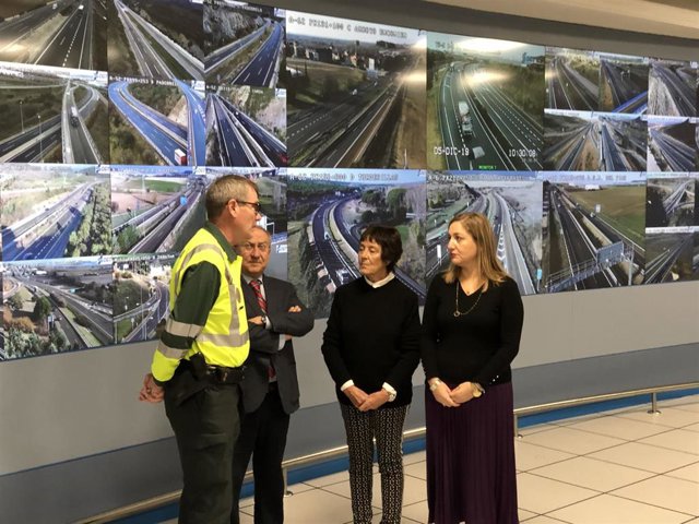 La delegada del Gobierno, Mercedes Martín, en el centro de la imagen, visita la sala de pantallas del Centro de Gestión de Tráfico en Valladolid.