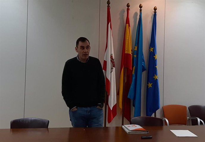 El concejal de Ciudadanos en el Ayuntamiento de Gijón Rubén Pérez Carcedo, en rueda de prensa