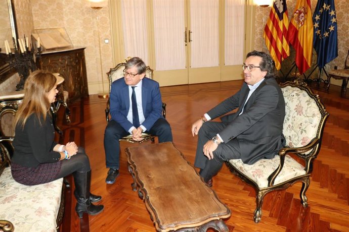 El presidente del Parlament, Vicen Thoms, recibe en audiencia a representantes de la ONCE en Baleares, Josep Vilaseca y Mari Carmen Soler.