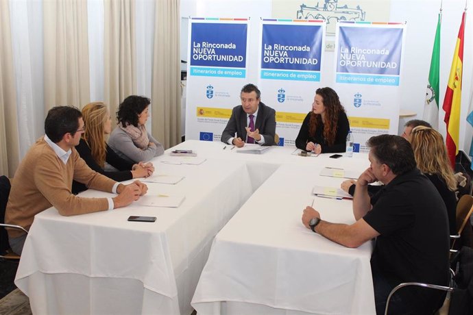 El alcalde de La Rinconada, Javier Fernández, firma un convenio con seis centros de formación del municipio