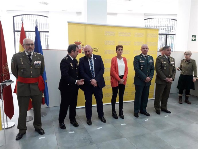 El delegado del Gobierno en Navarra, José Luis Arasti (tercero por la izquierda), y la presidenta de Navarra, María Chivite, en un acto de conmemoración del 41 aniversario de la Constitución.