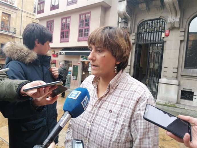 La concejala del PSOE en el Ayuntamiento de Oviedo Ana Rivas, atiende a los medios de comunicación en la Plaza de la Constitución.