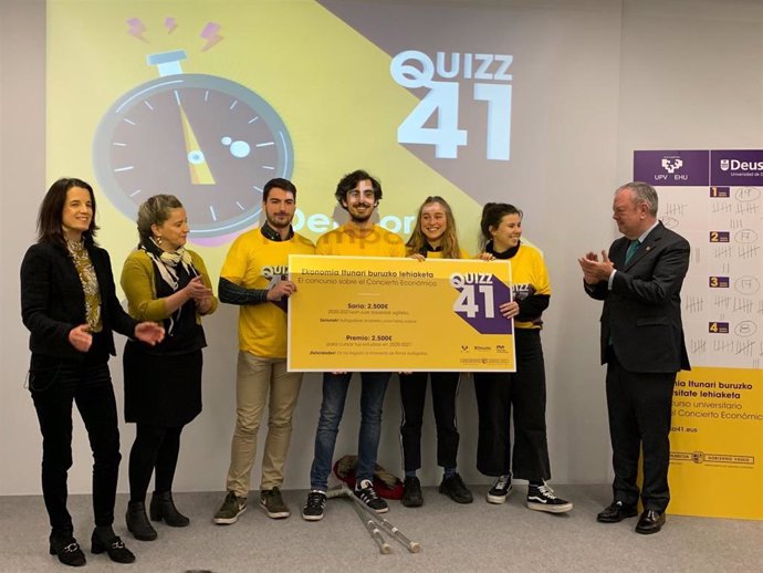 El consejero de Economía y Hacienda, Pedro Azpiazu, entrega el premio a los ganadores del concurso "Quizz 41, ¿Cuanto sabes del Concierto Económico?".