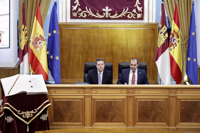 El presidente de Castilla-La Mancha, Emiliano García-Page, y el presidente de las Cortes, Pablo Bellido, en el acto de la Constitución.