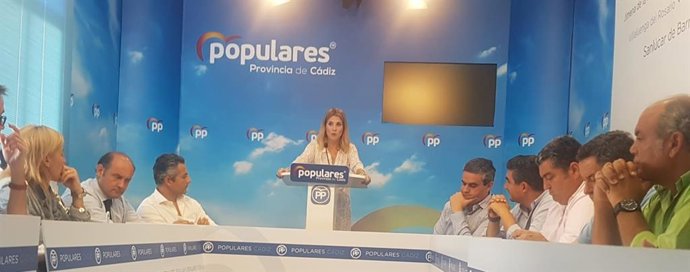 Archivo - Ana Mestre junto a sus vicesecretarios provinciales