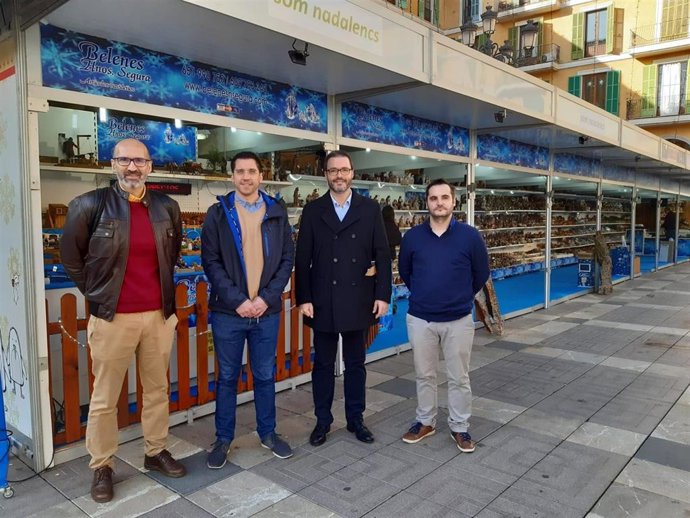 El alcalde de Palma, José Hila (segundo por la derecha),  ha visitado este jueves algunas de las 230 casetas que participan en la Feria de Navidad de la ciudad.