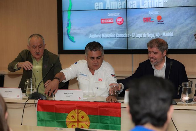 Los secretarios generales de CCOO, UGT y  CUT-Chile, Unai Sordo (d), Pepe Álvarez (i) y Nolberto Díaz (c), presentan el acto: "Crisis climática y revuelta en América Latina"