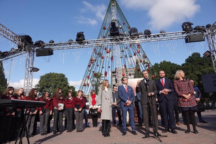 El alcalde junto a miembros de la Corporación de Murcia presenta la programación del Árbol de Navidad