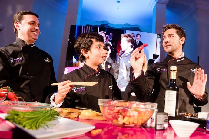 David Bisbal junto a Javier Aureliano García en un acto de la marca gourmet de Diputación 'Sabores de Almería'