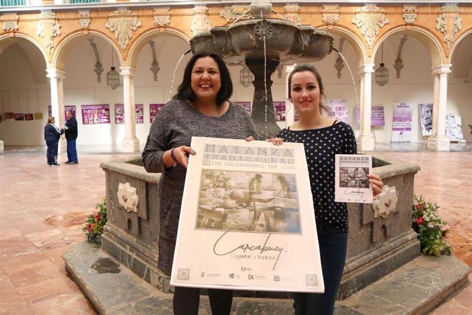 Amo (izda.) presenta la tradicional matanza del cerdo de Carcabuey