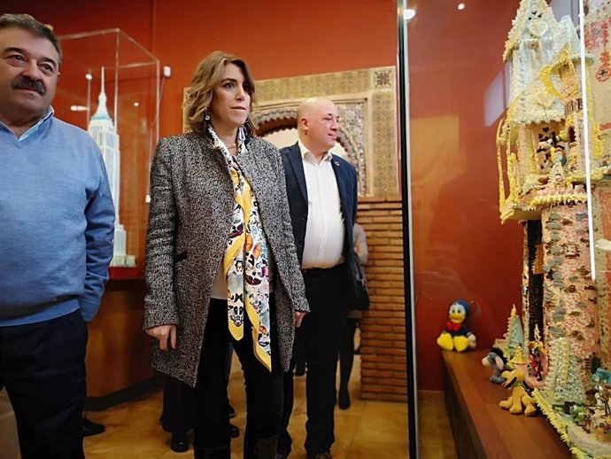 Susana Díaz (centro), durante su visita a Rute, junto al alcalde del municipio, el socialista Antonio Ruiz (dcha.)