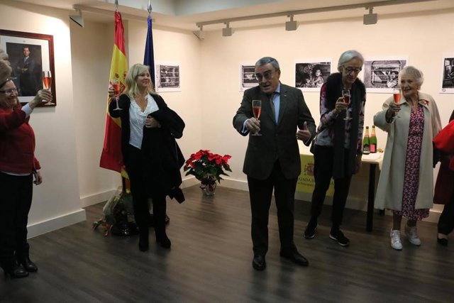 El embajador en Andorra, Àngel Ros, en el momento del brindis de celebración de la Constitución del 78