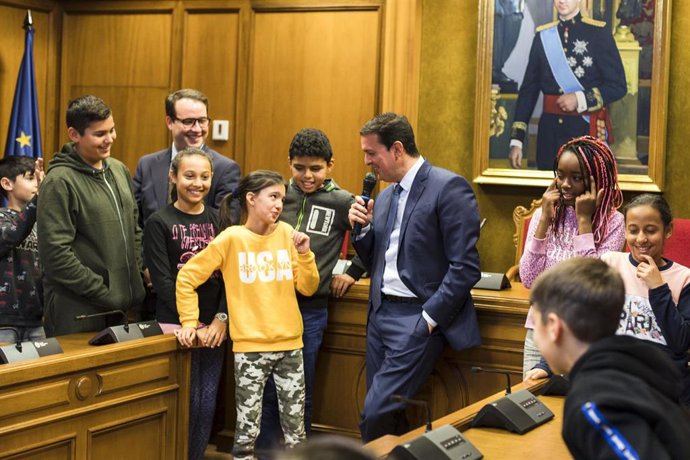 El presidente de la Diputación dialoga con uno de los estudiantes sobre la Constitución