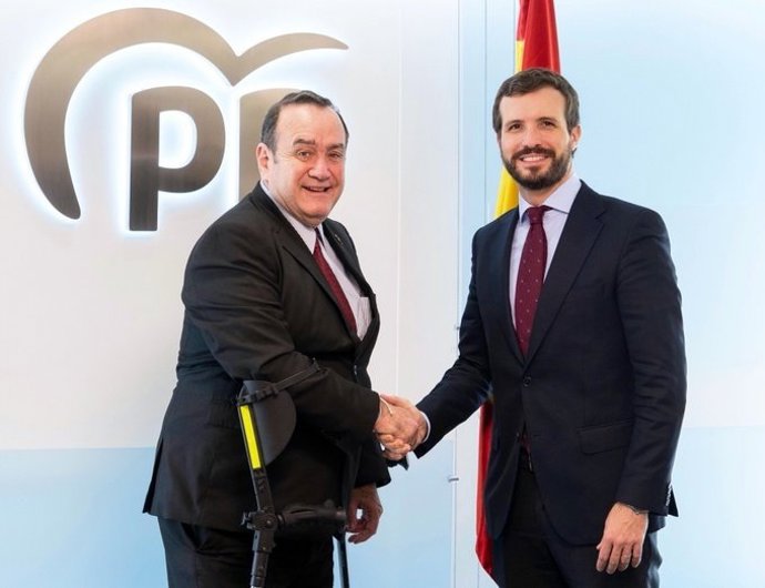 El presidente del PP, Pablo Casado, se reúne con el presidente de Guatemala, Alejandro Giammattei, en la sede del PP.