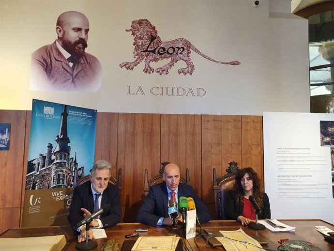 El alcalde de León, José Antonio Diez, junto a la directora del Museo Botines Gaudí, Noemí Martínez, y el representante de FUNDOS, Miguel Ángel Álvarez.